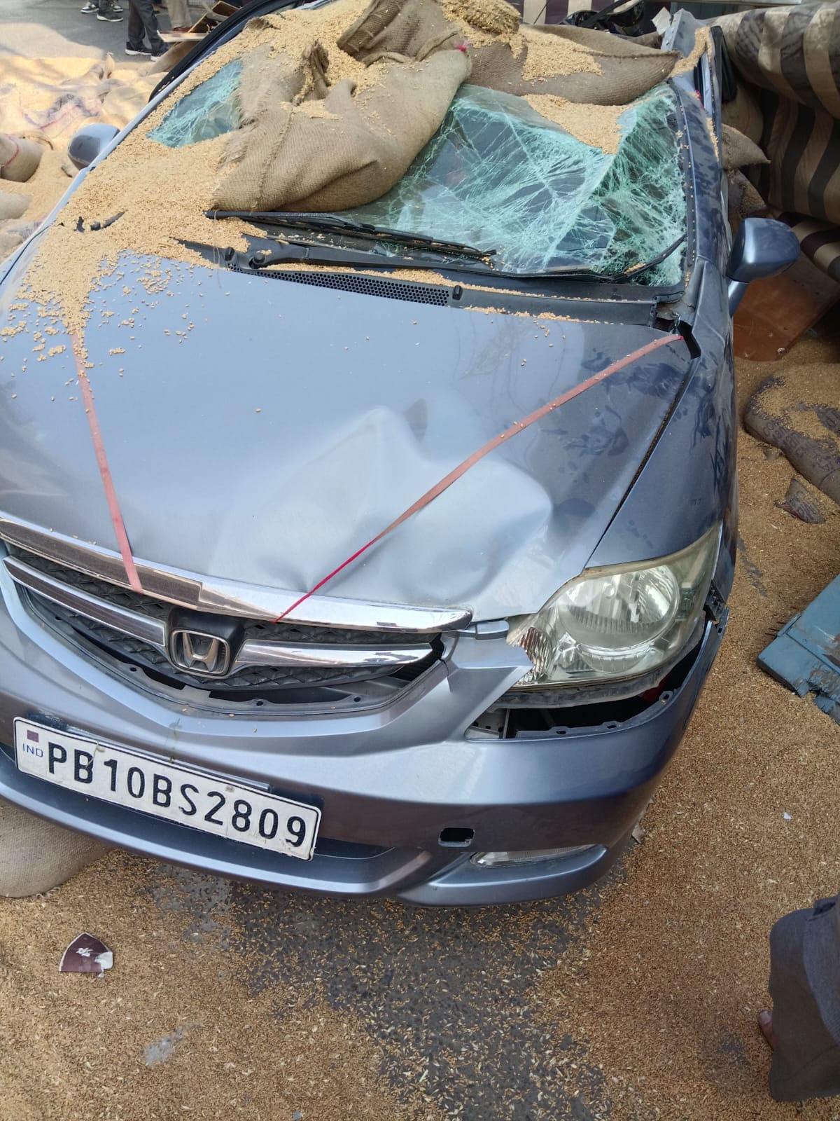 ਫਲਾਈਓਵਰ ‘ਤੇ ਪਲਟਿਆ ਟਰੱਕ, ਕਣਕ ਦੀਆਂ ਬੋਰੀਆਂ ਡਿੱਗੀਆਂ ਹੇਠਾਂ, ਨੁਕਸਾਨੇ ਗਏ ਕਈ ਵਾਹਨ